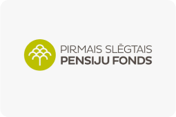 Uz gaiša fona Pirmais Slēgtais Pensiju Fonds ar stilizētu koku zaļā aplī - logotips